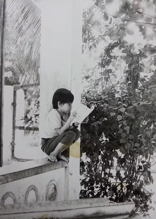 Nam ca sĩ Dương Triệu Vũ sinh năm 1984 tại Cam Rang. Năm 1993, anh theo gia đình sang Mỹ định cư. Khi mới sang xứ cờ hoa, Dương Triệu Vũ gặp khó khăn trong việc thích nghi với môi trường mới. Bị bạn học trêu chọc, anh quyết tâm học thật giỏi. (Ảnh: Zing) 