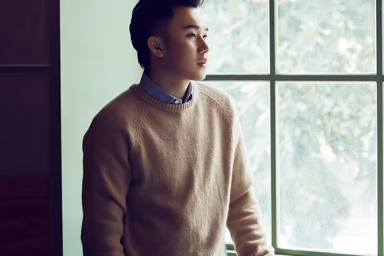 Anh cũng giành được khá nhiều giải thưởng: Ca sĩ thể hiện hiệu quả nhất và Album ấn tượng nhất của giải Album Vàng tháng 8/2010, Nam ca sĩ triển vọng của Zing Music Award 2010, Ca sĩ được công chúng là bạn đọc báo Người Lao Động yêu thích nhất của Giải Mai Vàng 2011...(Ảnh: FBNV)