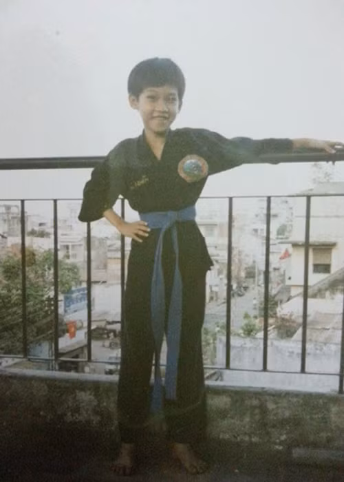 Nhờ cố gắng, năm lớp 6, Dương Triệu Vũ trở thành học sinh tiểu biểu của trường, nói tiếng Anh thành thạo và môn nào cũng nhận điểm A. Năm lớp 9, anh đã trở thành người Á Đông đầu tiên làm Chủ tịch Hội học sinh ở trường. (Ảnh: Zing) 