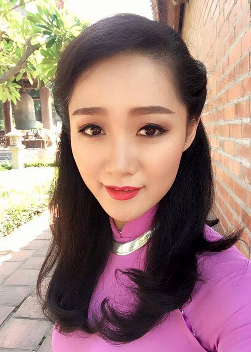 Vẻ hút hồn của 8X thay thế BTV Vân Anh ở thời sự 19h - Hình 9 Ve hut hon cua 8X thay the BTV Van Anh o thoi su 19h-Hinh-9