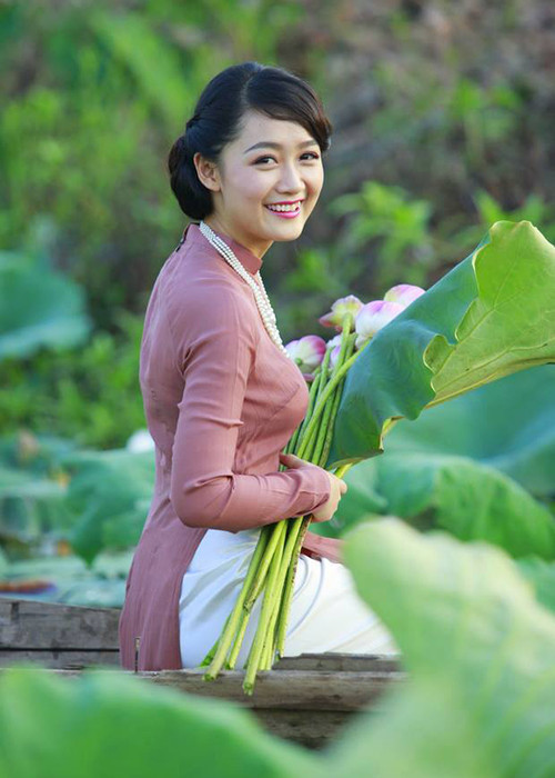 Vẻ hút hồn của 8X thay thế BTV Vân Anh ở thời sự 19h - Hình 10 Ve hut hon cua 8X thay the BTV Van Anh o thoi su 19h-Hinh-10