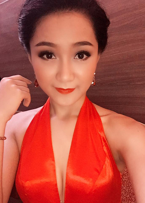 Vẻ hút hồn của 8X thay thế BTV Vân Anh ở thời sự 19h - Hình 6 Ve hut hon cua 8X thay the BTV Van Anh o thoi su 19h-Hinh-6