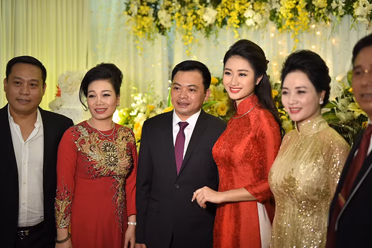 Người đẹp gốc Hải Phòng rạng rỡ bên ông xã doanh nhân, bố mẹ ruột và bố mẹ chồng trong lễ ăn hỏi.
