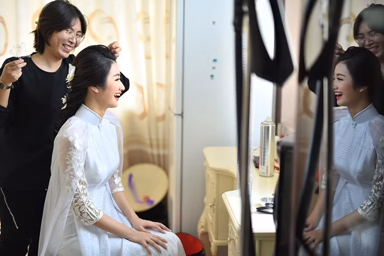 Trong lễ xin dâu được diễn ra ngay sau đó, Thu Ngân thay trang phục. Cô vẫn mặc áo dài nhưng đổi sang màu trắng.