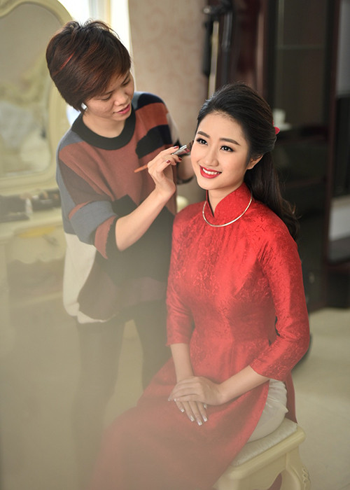 Trước đó, trên trang cá nhân, chia sẻ bức ảnh cưới, Thu Ngân viết: “Sẽ đến một ngày bạn muốn vì một ai đó mà trở thành một người vợ hiền, 1 người mẹ tốt, 1 người con dâu thảo, 1 người bạn thân nắm tay anh đến cuối cuộc đời”.