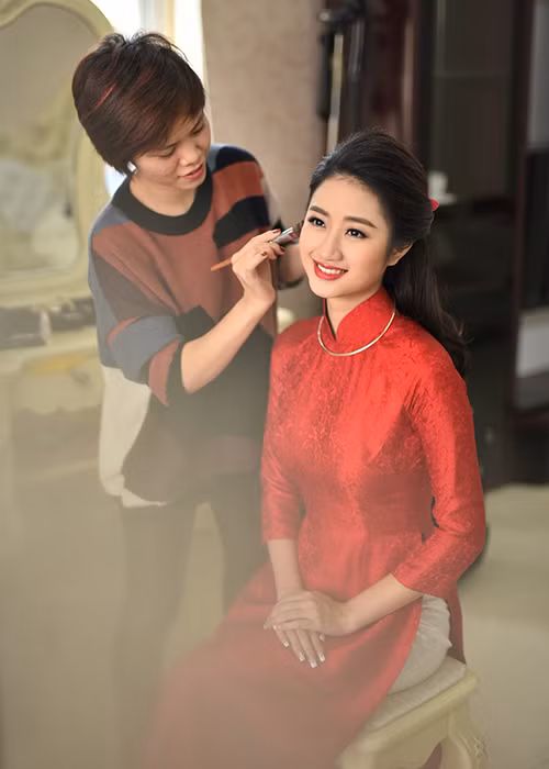 Trước đó, trên trang cá nhân, chia sẻ bức ảnh cưới, Thu Ngân viết: “Sẽ đến một ngày bạn muốn vì một ai đó mà trở thành một người vợ hiền, 1 người mẹ tốt, 1 người con dâu thảo, 1 người bạn thân nắm tay anh đến cuối cuộc đời”.