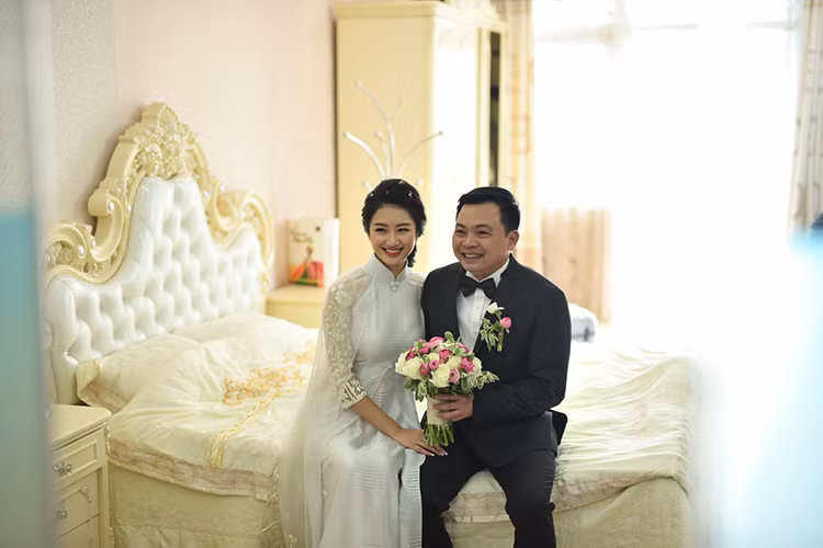 Cô dâu Thu Ngân cười rạng rỡ bên chú rể. Trước khi tiến tới hôn nhân, cả hai đã có khoảng thời gian dài tìm hiểu.