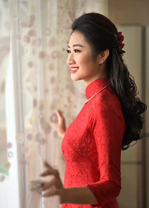 Trong lễ ăn hỏi, Hoa hậu bản sắc Việt toàn cầu 2016 diện áo dài đỏ.