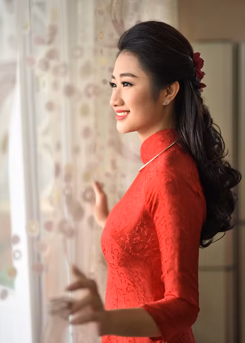 Trong lễ ăn hỏi, Hoa hậu bản sắc Việt toàn cầu 2016 diện áo dài đỏ.