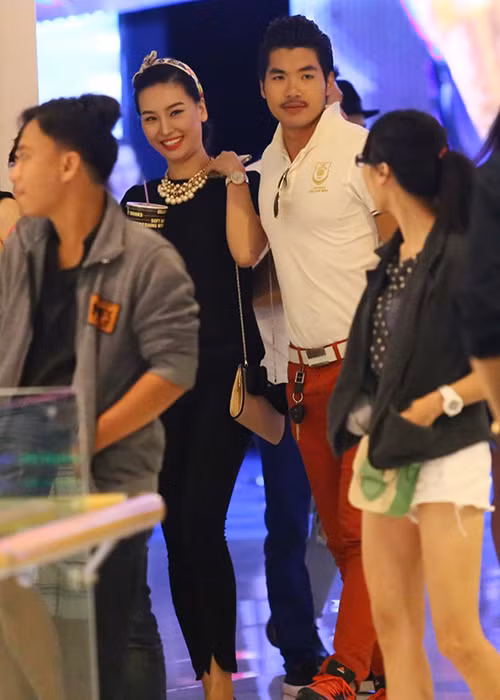 Trong thời gian hẹn hò, Trương Nam Thành và Thùy Linh thường xuyên sánh đôi tại các sự kiện giải trí cũng như không ngại tình tứ trước đám đông. (Ảnh: Zing) 