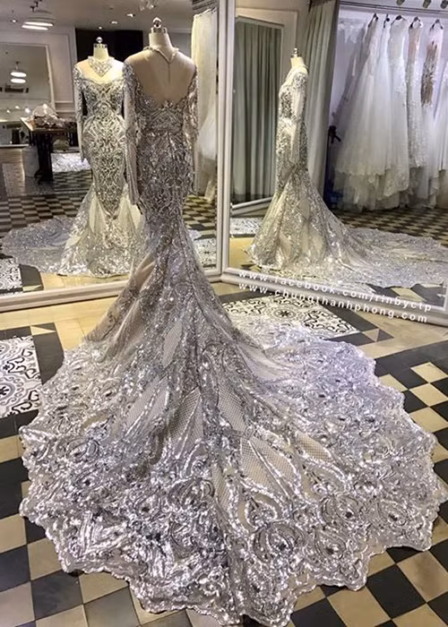 Hình ảnh một trong hai bộ trang phục dạ hội lộng lẫy được Lệ Hằng chọn trình diễn trong khuôn khổ cuộc thi Miss Universe 2016 (Hoa hậu Hoàn vũ Thế giới). 