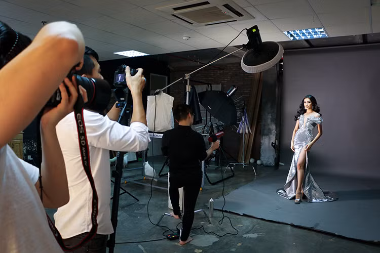 Trong những ngày vừa qua, đại diện Việt Nam được đánh giá đang làm rất tốt. Lệ Hằng đã tự tin, có bản lĩnh và nhanh chóng hòa nhập cùng các thí sinh.