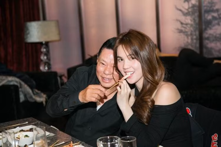 Cùng đi ăn uống, Ngọc Trinh hạnh phúc khi được bạn trai tỷ phú ân cần đút đồ ăn. (Ảnh: Facebook Hoàng Kiều)