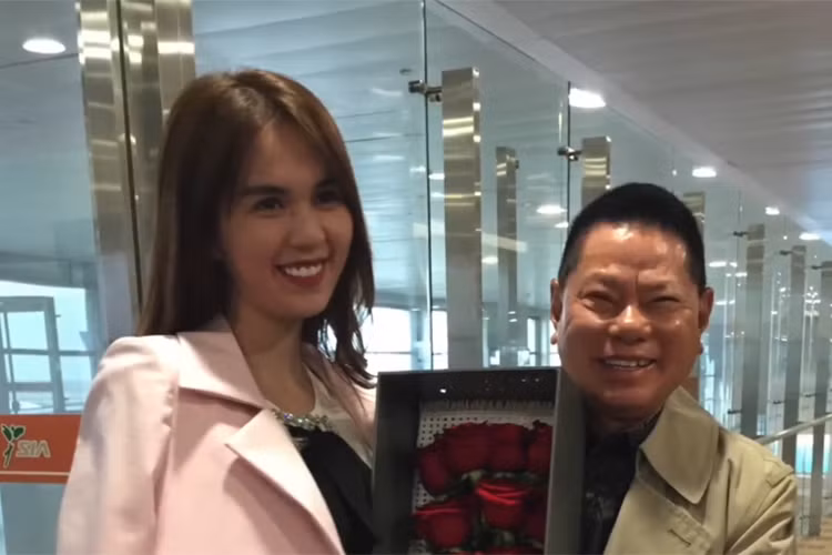 Kể từ khi công khai mối quan hệ, ông Hoàng Kiều tỏ ra khá cởi mở khi chia sẻ chuyện tình cảm của mình, từ đăng ảnh, clip tình tứ đến dành lời ngọt ngào cho bạn gái. (Ảnh: Facebook Hoàng Kiều)