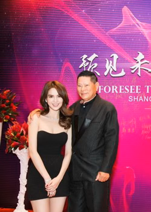 Khi vừa đặt chân đến Thượng Hải, Ngọc Trinh đã ra mắt đồng nghiệp của ông Hoàng Kiều tại bữa tiệc tất niên của công ty. (Ảnh: Facebook Hoàng Kiều)