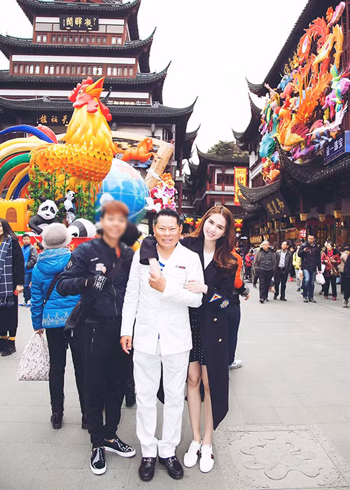 Đến thăm bạn trai ở Thượng Hải, chân dài gốc Trà Vinh còn được dẫn đi chơi các địa danh nổi tiếng. (Ảnh: Facebook Tony Đinh)