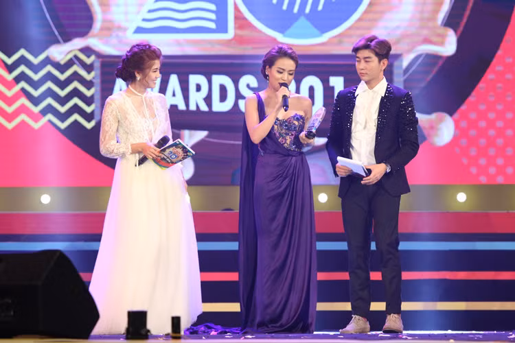 Quá xúc động vì đây là giải thưởng đầu tiên có được sau scandal cách đây 10 năm, nữ ca sĩ đã không kìm được nước mắt khi phát biểu. 