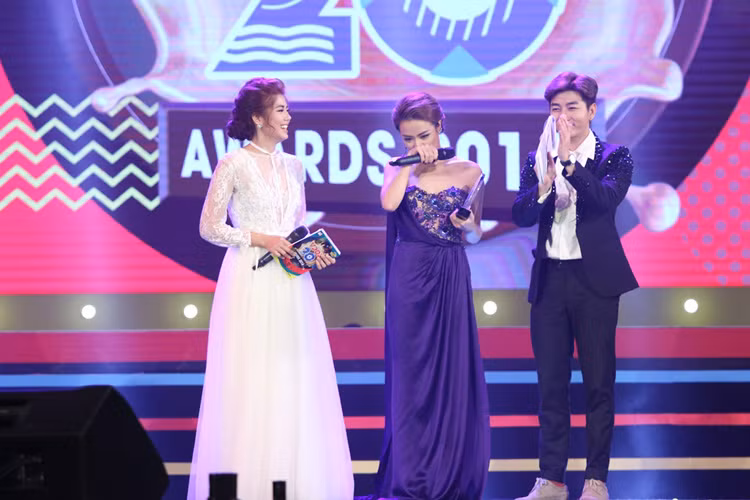 Nữ ca sĩ cũng không quên gửi lời cám ơn đến bố mẹ, bạn bè, ê-kíp và tất cả các fans đã luôn ở bên cạnh mình và hứa trong năm 2017 sẽ bứt phá nhiều hơn, cống hiến nhiều hơn. 