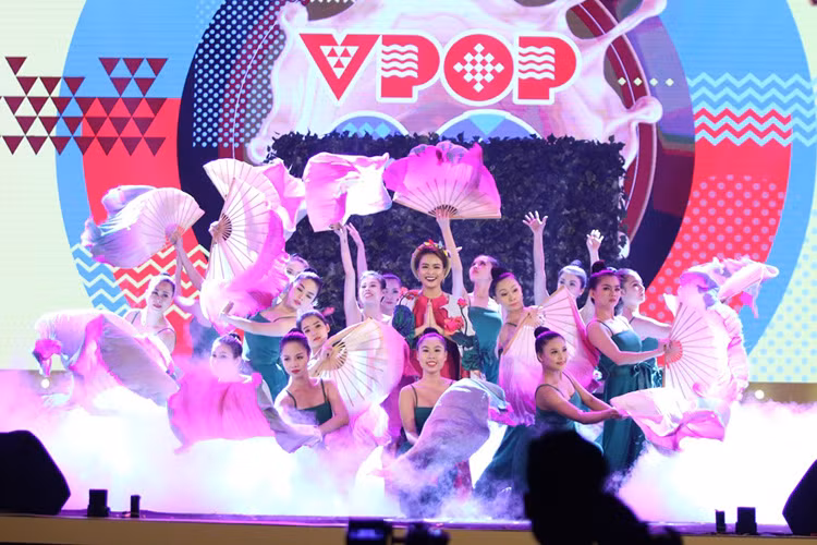 Sau nhiều sóng gió, nữ diễn viên phim "Nhật ký Vàng Anh" đã trở lại đầy mạnh mẽ. Với một năm 2016 gặt hái không ít thành công, cô hứa hẹn sẽ có một năm 2017 bùng nổ hơn nữa.