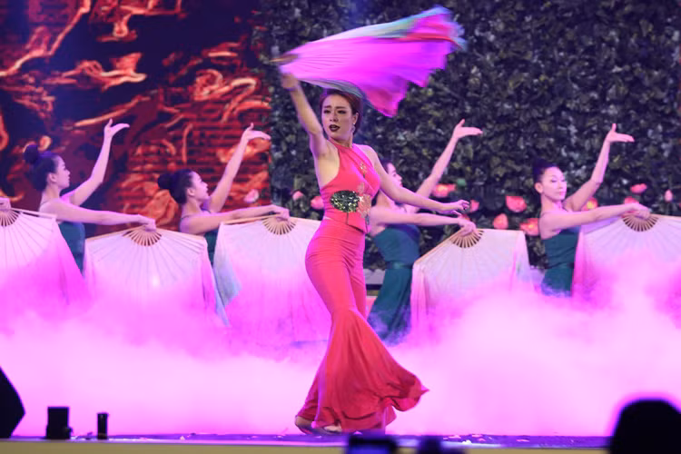 Ít khán giả biết rằng, nữ ca sĩ 8x từng có hơn 10 năm theo học tại trường múa và đây chính là lúc cô phô diễn tài năng này của mình. 