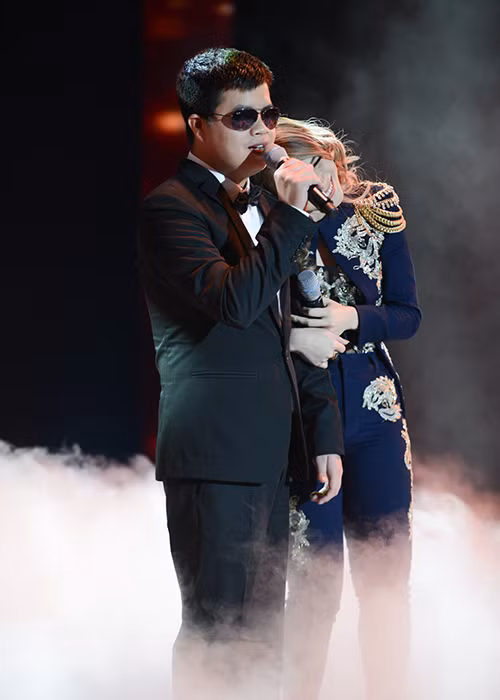 Khác hẳn với hình ảnh trên sân khấu ven đường, Đức Mạnh xuất hiện trong bộ vest đen lịch lãm. Đặc biệt, tiết mục Mỹ Tâm hát cùng chàng khiếm thị Đức Mạnh ca khúc “Sầu tím thiệp hồng” đã nhận được những tràn vỗ tay không ngớt từ khán giả.