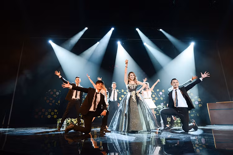 Ngoài những bản tình ca quen thuộc, Mỹ Tâm còn khuấy động không khí khi lần đầu biểu diễn ca khúc “Anh thì không” trước khán giả Thủ đô. Đây là ca khúc nhạc Pháp, được cô làm mới để trình diễn trong chương trình dịp Tết của VTV.