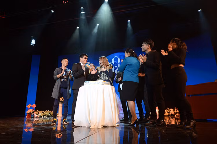 “Họa mi tóc nâu” hạnh phúc thổi nến và cắt bánh kem mừng sinh nhật sớm. Được biết, Mỹ Tâm chính thức đón tuổi 36 vào ngày 16/1.