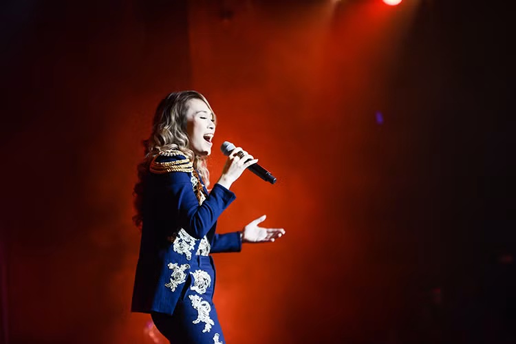 Cũng trong không gian ấm cúng của đêm nhạc, Mỹ Tâm biểu diễn hơn 20 ca khúc trong hơn 2 tiếng đồng hồ.