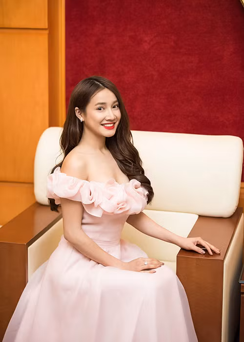 Bộ đầm của NTK Hà Duy giúp Nhã Phương tôn lên vóc dáng gợi cảm, đặc biệt là vòng một căng tràn tự nhiên, đầy sức sống.