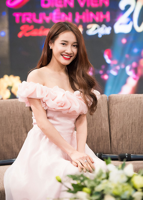 Được biết, cặp đôi Nhã Phương - Trường Giang bén duyên từ bộ phim điện ảnh đóng chung mang tên “49 ngày”.