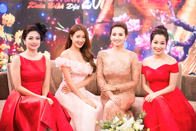 Trong buổi ghi hình đầu tiên của "Gặp gỡ diễn viên truyền hình 2017", Nhã Phương hội ngộ Kiều Anh, Lã Thanh Huyền và Minh Hương (từ trái sang phải).