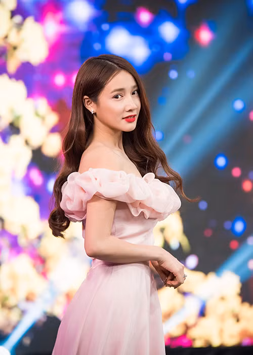 Trong năm 2016, Nhã Phương gây chú ý với hai bộ phim truyền hình: “Zippo, mù tạt và em” và “Tuổi thanh xuân 2”.