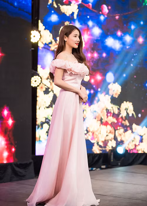 Cũng trong năm 2016, nữ diễn viên sinh năm 1990 trở thành tâm điểm khi công khai hẹn hò danh hài Trường Giang sau thời gian úp mở chuyện tình cảm.