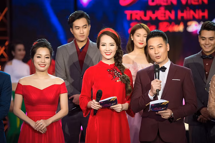Thụy Vân đã chọn hai mẫu áo dài khi đảm nhận vai trò MC cho chương trình sẽ phát sóng dịp Tết Nguyên Đán 2017.