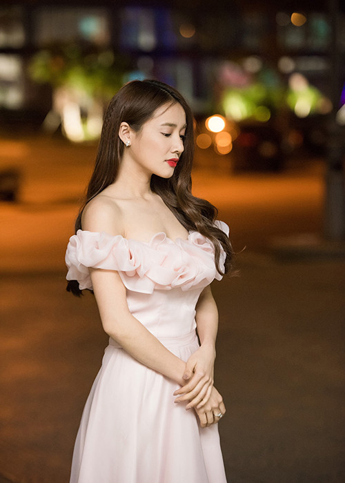 Xuất hiện trong buổi ghi hình đầu tiên của chương trình, diễn viên Nhã Phương diện bộ đầm tông màu hồng ngọt ngào của NTK Hà Duy.