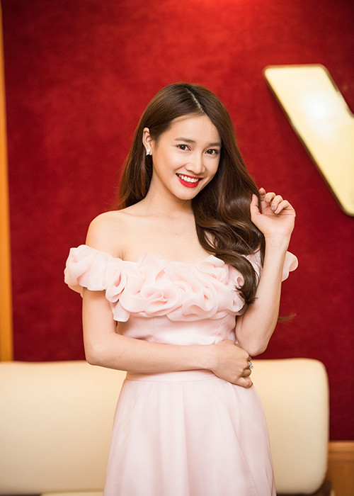 Tham gia ghi hình, bạn gái Trường Giang thu hút mọi ánh nhìn bởi vẻ đẹp ngọt ngào nhưng cũng vô cùng gợi cảm.