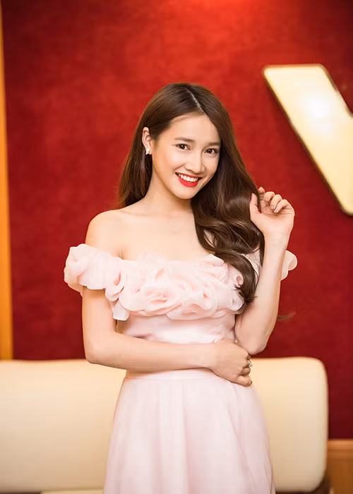 Tham gia ghi hình, bạn gái Trường Giang thu hút mọi ánh nhìn bởi vẻ đẹp ngọt ngào nhưng cũng vô cùng gợi cảm.