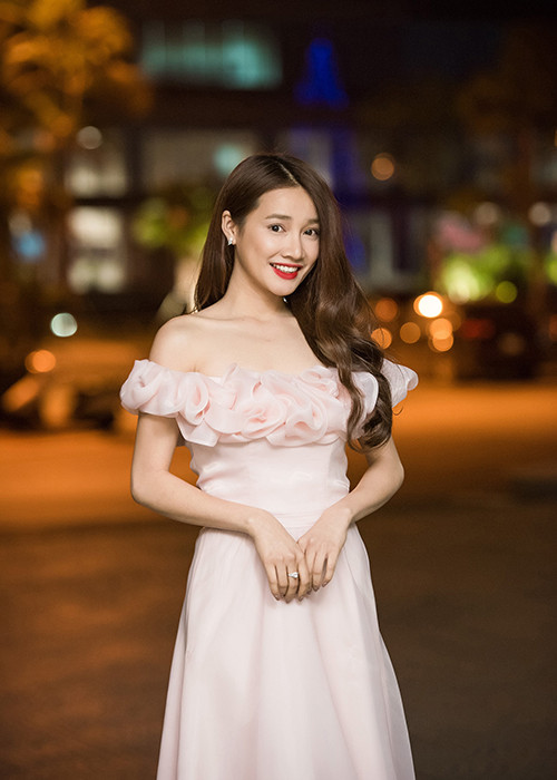 Nữ diễn viên phim “Tuổi thanh xuân” khéo khoe bờ vai trần gợi cảm trong tiết trời mùa đông ấm áp của Hà Nội.