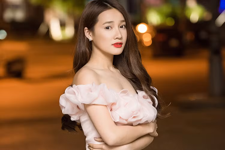 Vừa qua, nữ diễn viên Nhã Phương đã có mặt ở Hà Nội để tham gia ghi hình cho chương trình “Gặp gỡ diễn viên truyền hình 2017”.