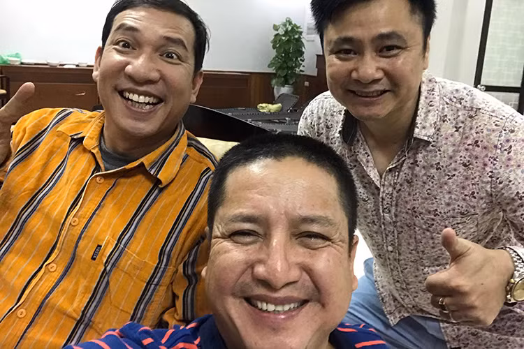 “Táo” Quang Thắng và “Táo” Tự Long (ngoài cùng bên phải) vui vẻ bên nghệ sĩ Chí Trung ở hậu trường. (Ảnh: Facebook Chí Trung)