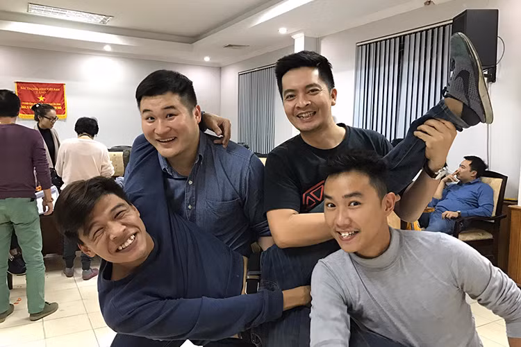 Những khoảnh khắc hậu trường hài hước của buổi tập luyện cũng được “Táo giao thông” Chí Trung chia sẻ. (Ảnh: Facebook Chí Trung)