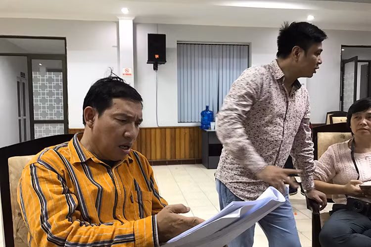 Nghệ sĩ Quang Thắng chăm chú đọc kịch bản, diễn xuất. (Ảnh: Facebook Chí Trung)