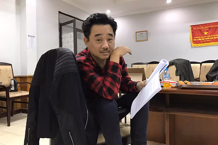 Ngoài nghệ sĩ Chí Trung, nghệ sĩ Quốc Khánh cũng có mặt để đọc kịch bản, diễn xuất. (Ảnh: Facebook Chí Trung)