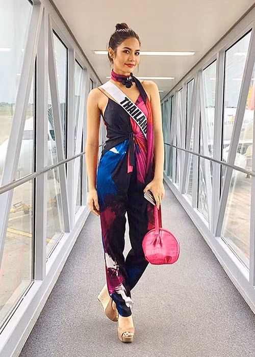 Với số hành lý “khủng”, đại diện Thái Lan tỏ ra rất quyết tâm giành vương miện với 85 đối thủ. (Ảnh: Instagram nhân vật)