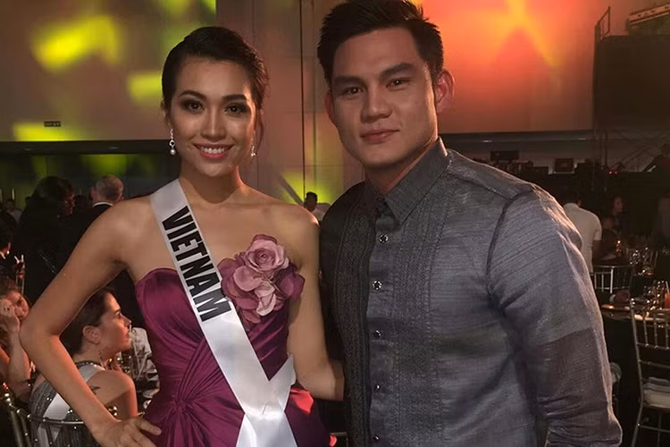 Khéo léo kết hợp trang phục với trang sức khoa tai đính đá quý và nhẫn, đại diện Việt Nam hút mọi ánh nhìn bởi vẻ quyến rũ và đầy sang trọng.