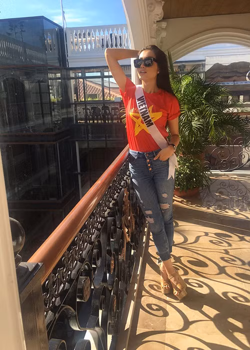 Tham gia hoạt động trước thềm tiệc chào mừng, Lệ Hằng mặc một chiếc áo thun màu đỏ sao vàng cùng dòng chữ "Việt Nam", kết hợp cùng quần jeans ôm dáng.