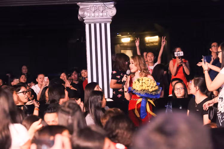 Mỹ Tâm cũng đã xuống từng hàng ghế để bắt tay với khán giả. Gặp học trò Đức Phúc, cô đã đưa micro cho anh để hát với cô một đoạn trong ca khúc “Ước gì”. 