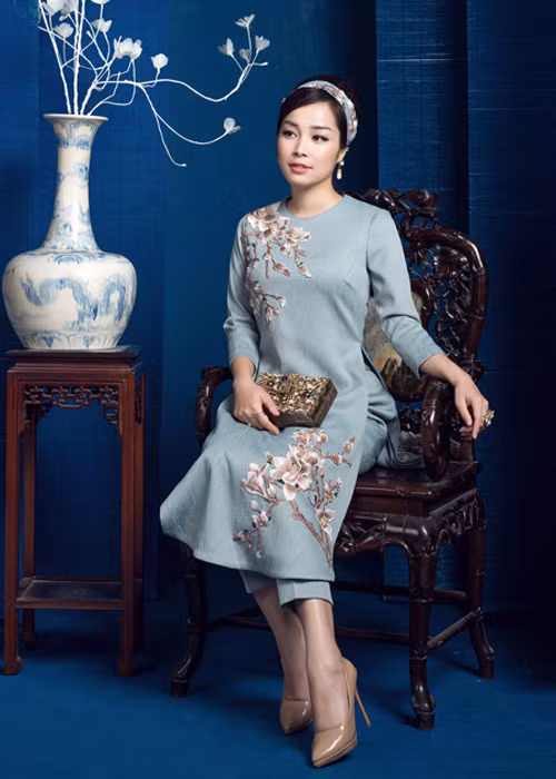 Ngoài trang phục, nữ diễn viên phim "Nhật ký vàng anh" khéo chọn phụ kiện để tạo điểm nhấn như: băng-đô, hoa tai, vòng tay... (Ảnh: Khám phá)