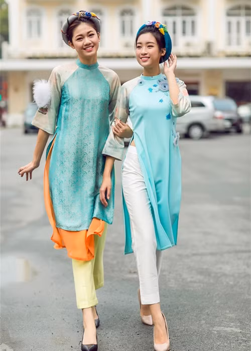 Hoa hậu Đỗ Mỹ Linh (phải) và Á hậu Thanh Tú cũng đón Tết Đinh Dậu 2017 bằng bộ ảnh áo dài. (Ảnh: Thể thao văn hóa)