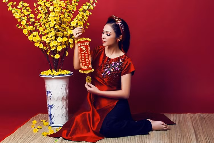 "Người đẹp Tây Đô" khoe vẻ đẹp không tuổi trong bộ ảnh mừng tân xuân. (Ảnh: VTC News)